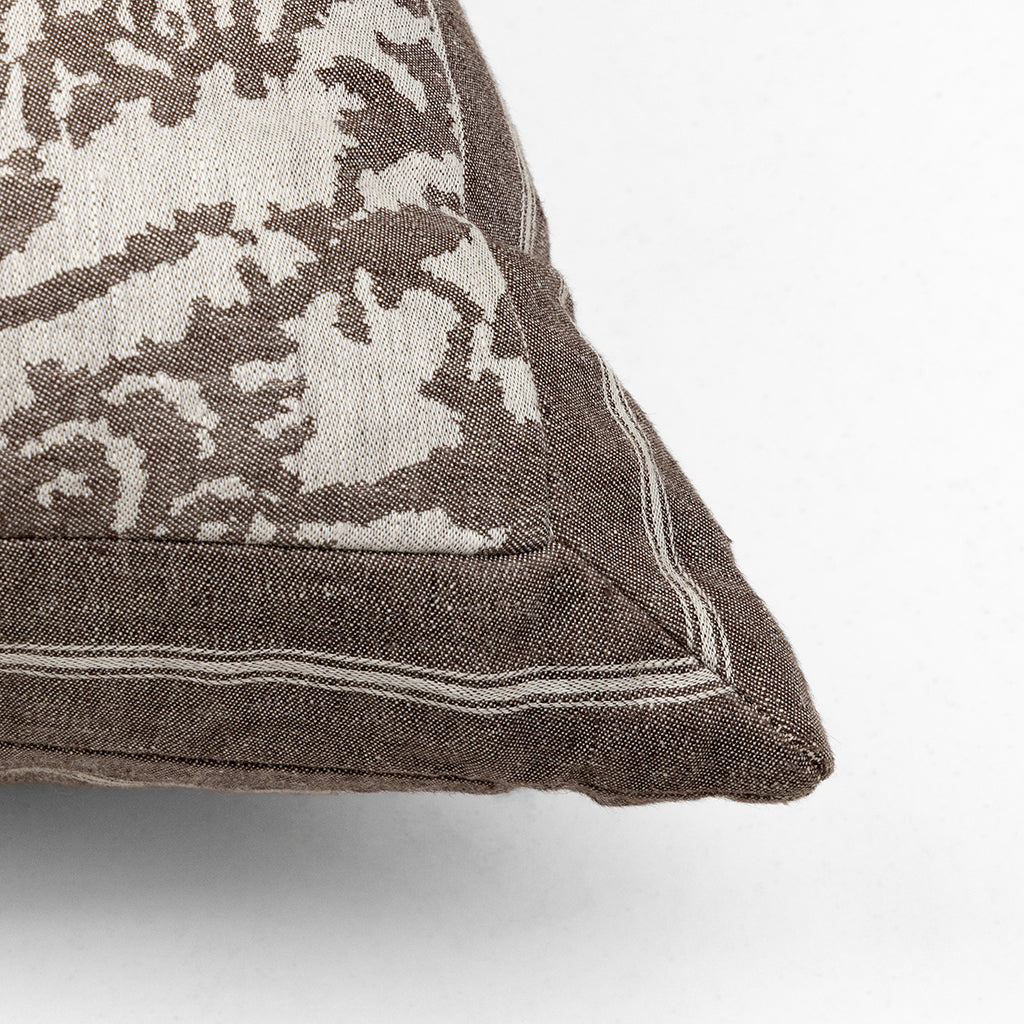 Lino Damasco Pillow with Branca Stripe Framing