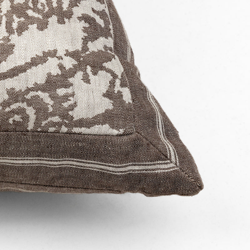 Lino Damasco Pillow with Branca Stripe Framing